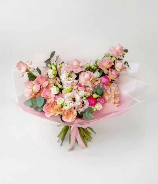 Vertimo rezultatas A bouquet of pink and cream flowers